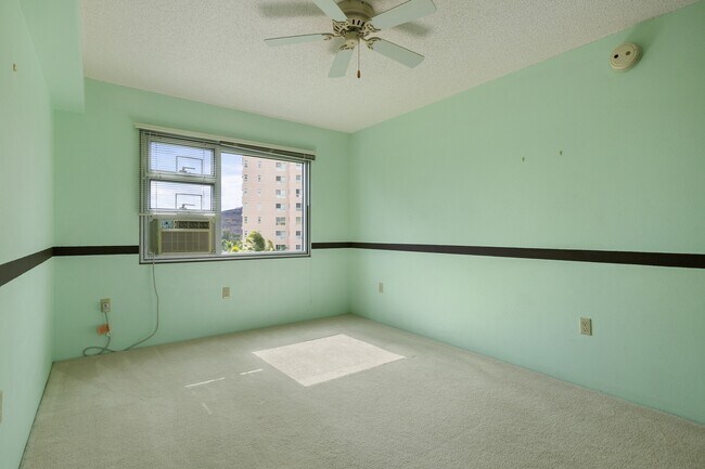 Building Photo - 2 Bed / 1.5 Bath Condo with 2 Parking Salt...
