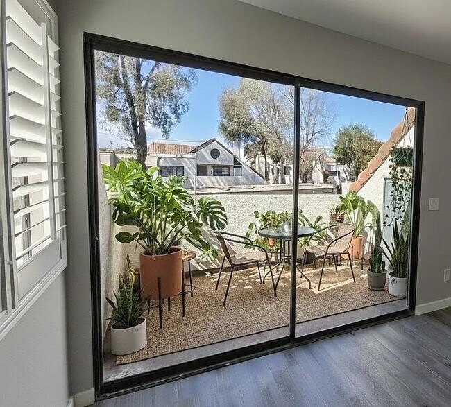 Building Photo - 345 N Melrose Dr