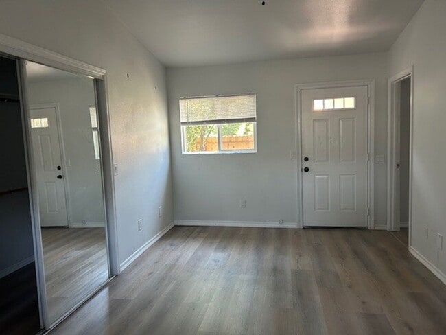 Building Photo - Great Downtown Location