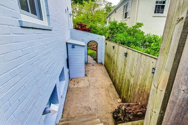 Building Photo - COMING SOON - Stunning 4 bed + 2 full & 2 1/2 bath Classic in NW DC