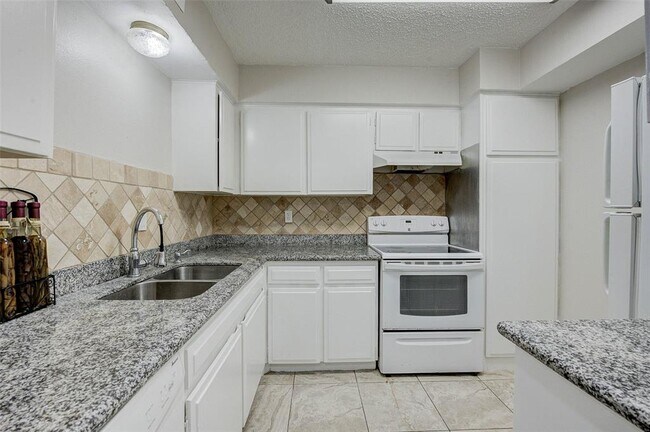 Building Photo - 7900 Westheimer Rd