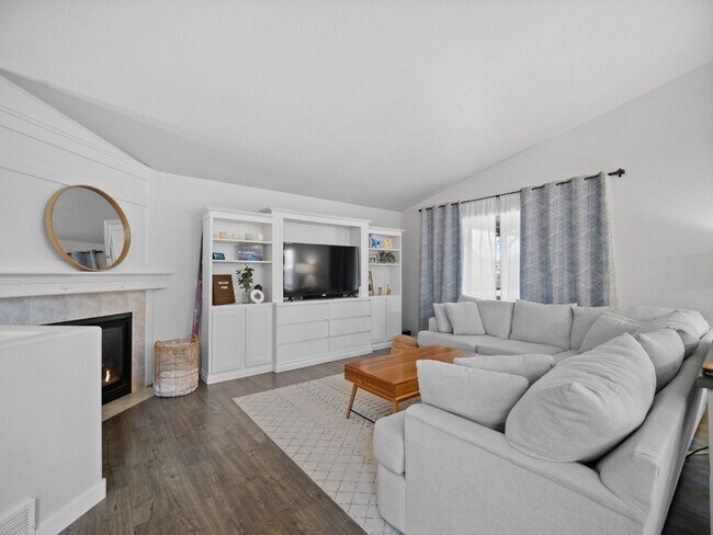 Building Photo - Bright & Comfortable 3 Bedroom Home (Furnished)