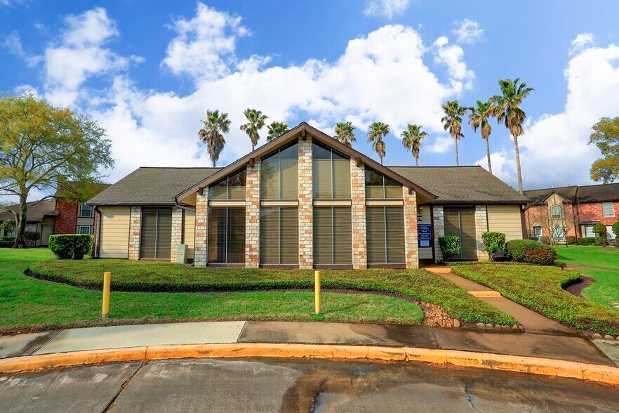 Rentable clubhouse for book clubs and social events - 11744 S Kirkwood Rd
