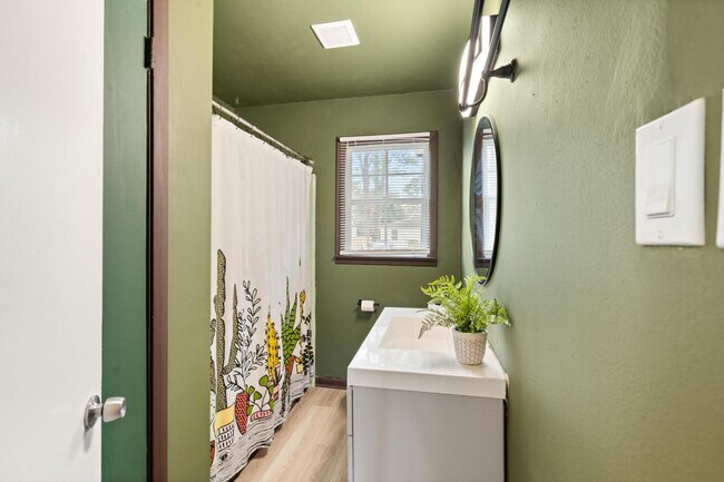 Building Photo - Charming 3BR Home + Bonus Room Near Downtown Savannah & Tybee Island
