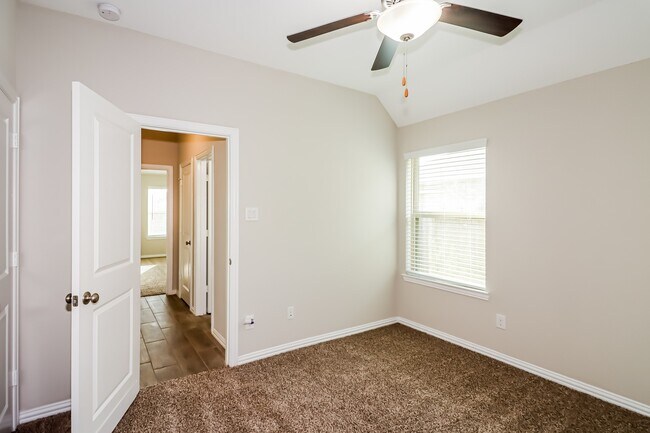 Building Photo - 1648 Breezewood Dr