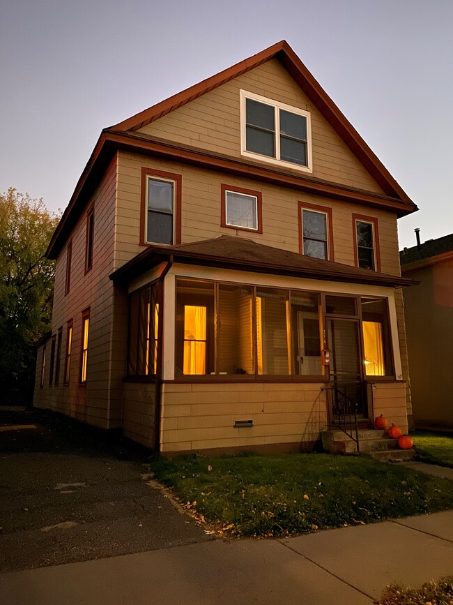 Building Photo - 214 8th Ave NE