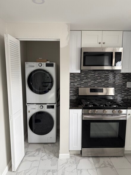 Building Photo - 15 Lewis St