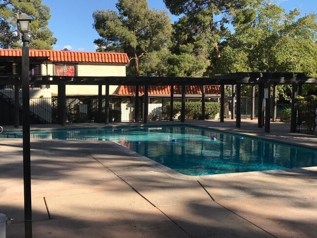 Building Photo - BEAUTIFUL 2 BEDS 1 1/2  BATHROOM APARTMENT PLUS 1 CAR GARAGE MLOVE IN SPECIAL