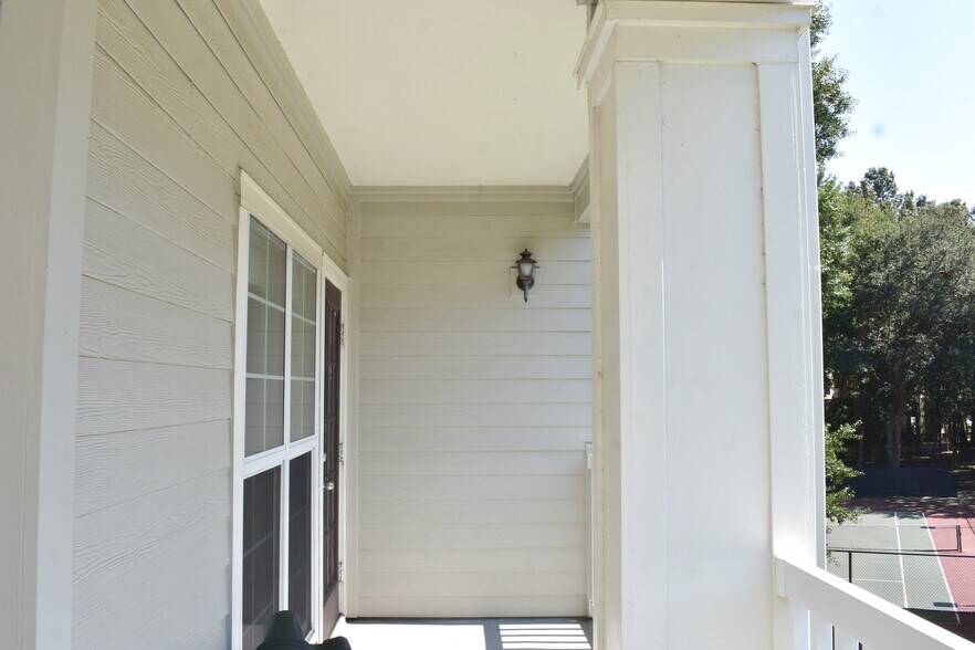 Building Photo - 700 Daniel Ellis Dr