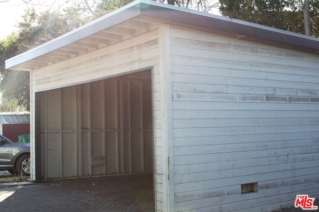 Building Photo - 2335 Silver Ridge Ave