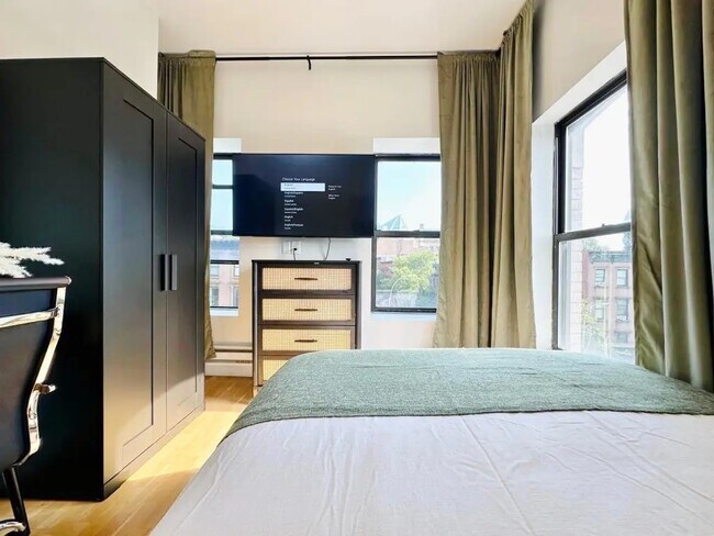 Building Photo - Furnished room/NOT APARTMENT