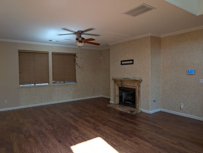 Building Photo - Nice and modern home with upgraded ameniti...