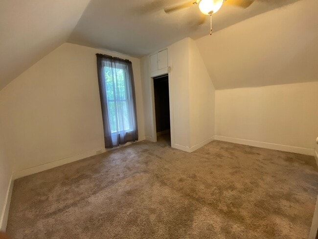 Building Photo - 3 Bedroom Single Family Home with Gleaming...