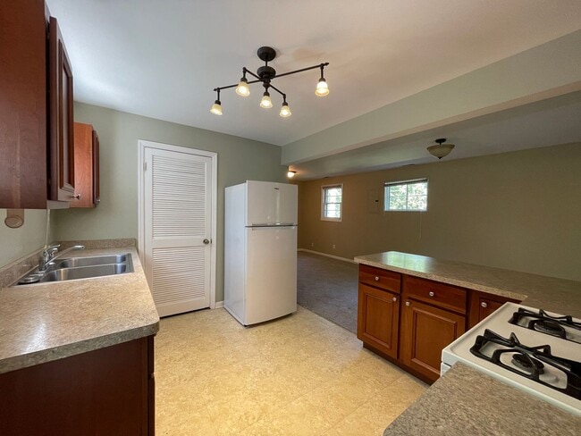 Building Photo - 1 Bedroom 1 Bath Unit in Grayslake!