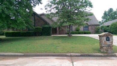 Building Photo - 4 or 5 bedroom and a bonus room with 4 baths for rent in SW OKC (Moore schools)!  Lots of space a...