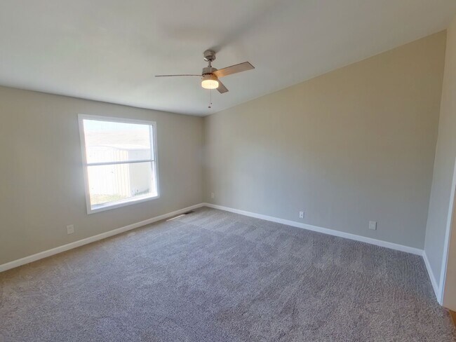 Building Photo - 2320 E MacArthur Rd