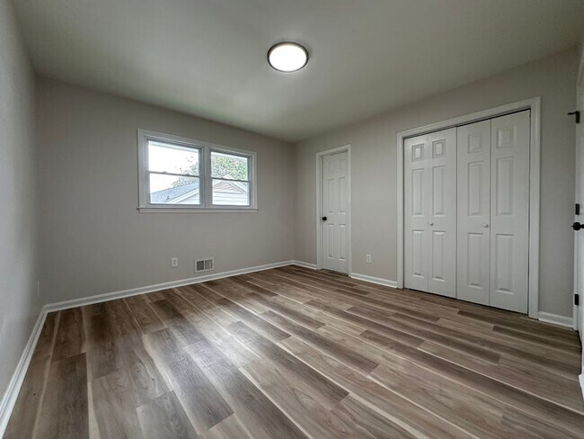 Building Photo - 4 bed 3 bath in Decatur!
