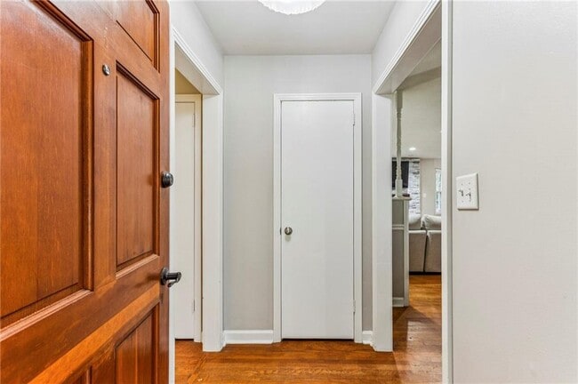 Building Photo - 2592 Woodacres Rd NE