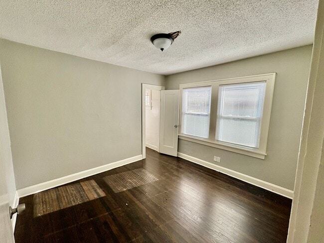 Building Photo - Spacious 2BR + Den with Hardwood Floors