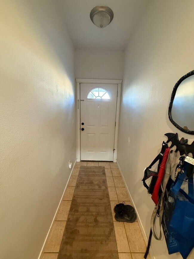 Building Photo - 2 Bed/1.5 Bath Triplex with Attached Garage - Emerson Ave