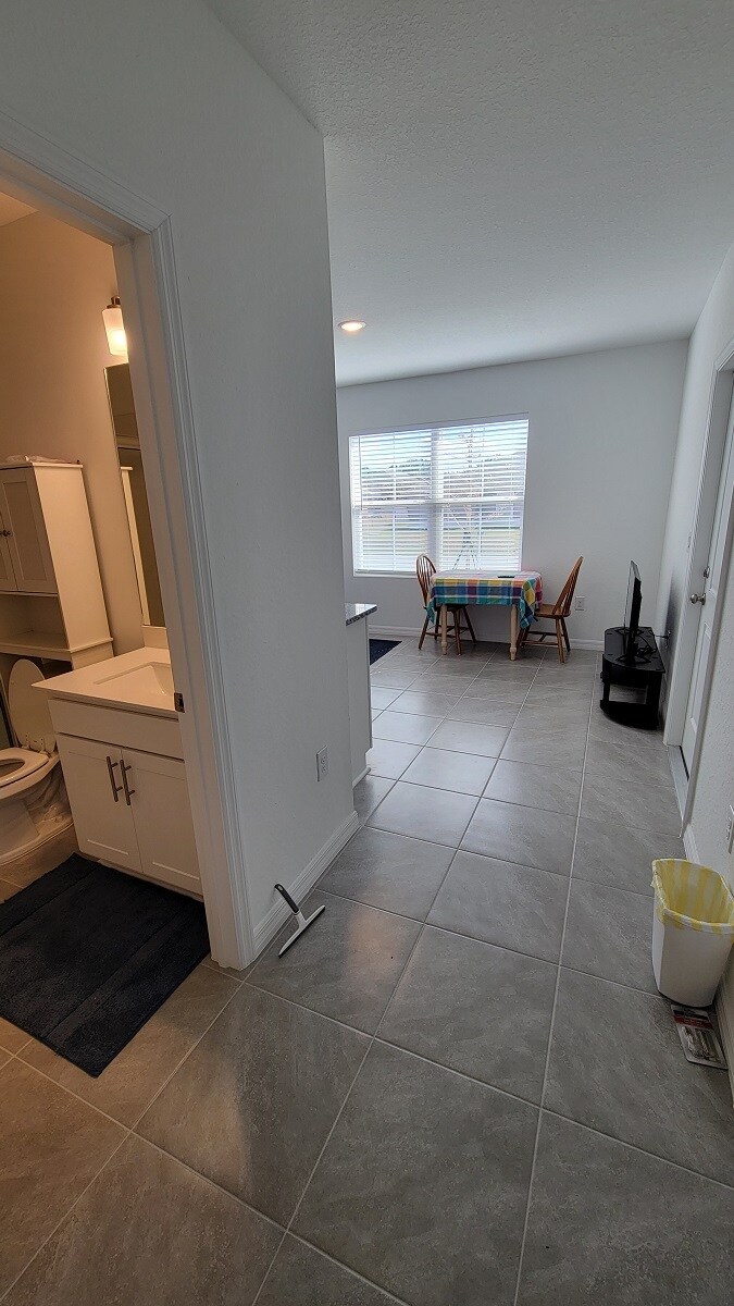 Building Photo - 733 Cleaves St SE