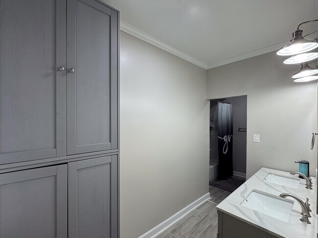 Building Photo - 3350 Highland Park Pl