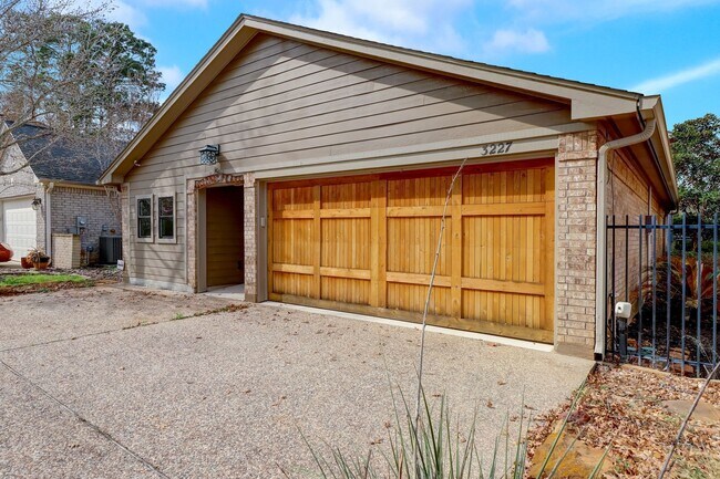 Building Photo - 3227 Poe Dr