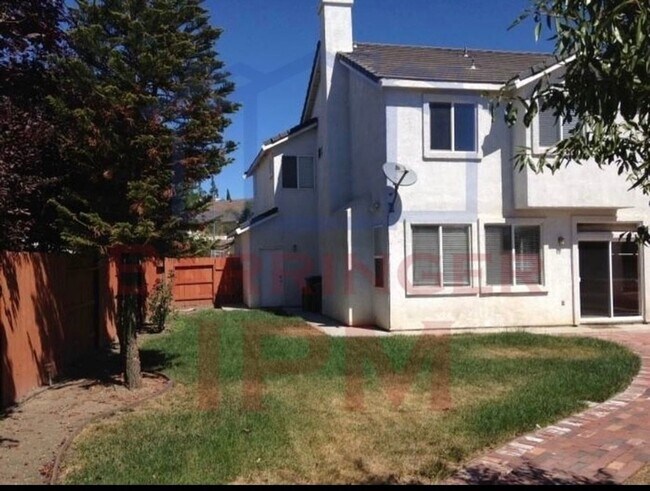 Building Photo - Close to freeway and shopping