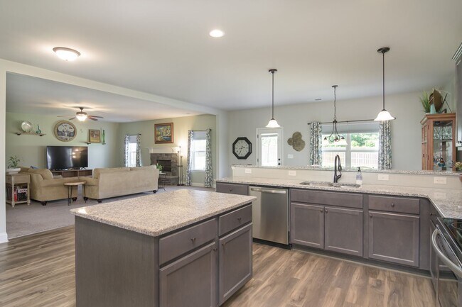 Building Photo - Available NOW MUST  see in McCoy's Creek