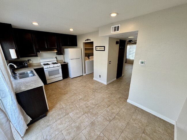 Building Photo - 2-Bedroom Condo in a Central Anaheim Location