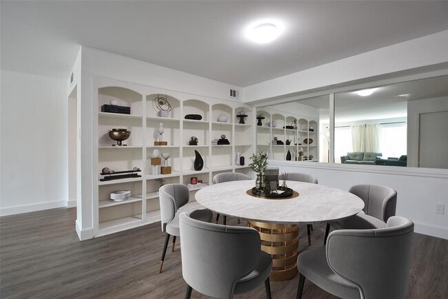 Building Photo - 357 N Post Oak Ln