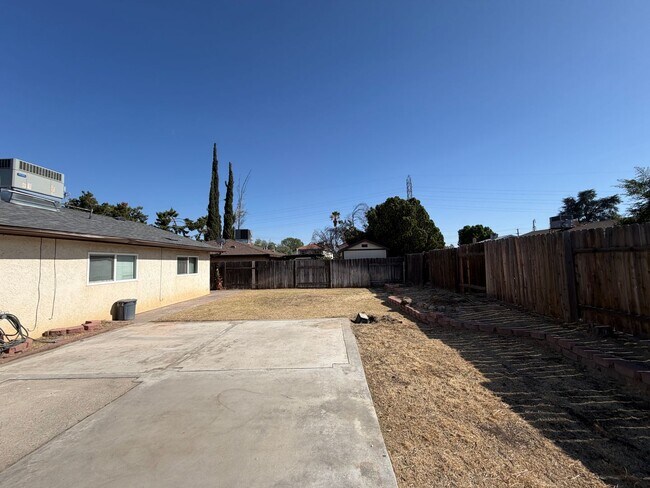 Building Photo - Wow Check out this 3 BD 2 BA SW Charmer near White Ln & Akers Road