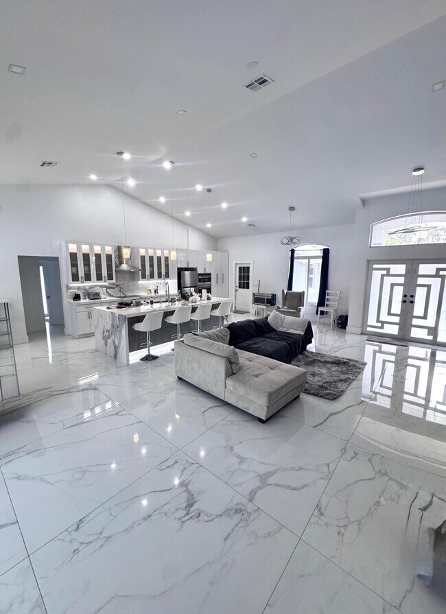 Building Photo - 14618 Temple Blvd