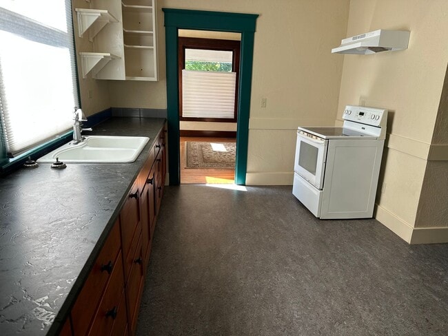 Building Photo - 4 Bedroom Home Just Outside Of Albany With Plenty Of Parking.