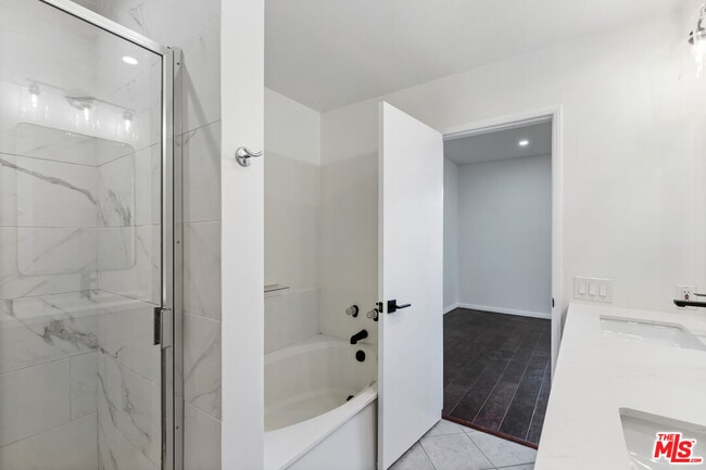 Building Photo - 310 Tahiti Way