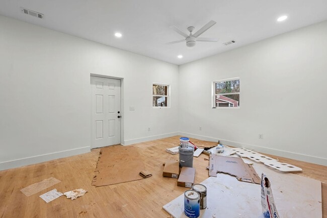 Building Photo - 1044 Grant Way SE