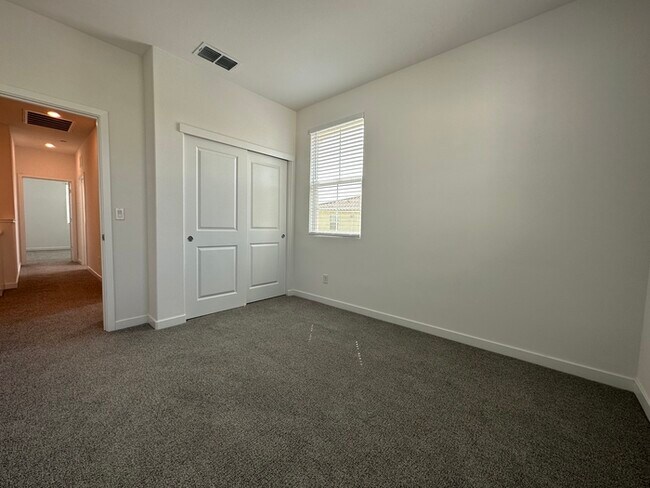 Building Photo - Gorgeous 3 Bedroom 2.5 Bathrooms