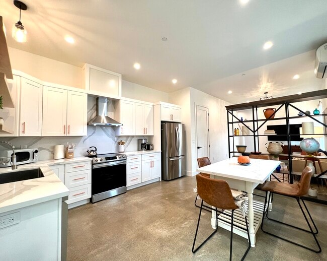 Building Photo - 1112 Tomato Aly