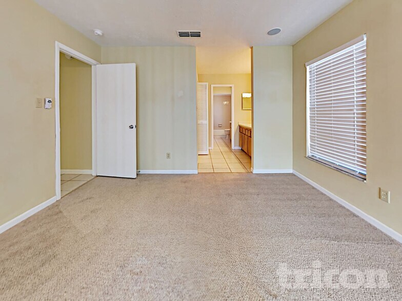 Building Photo - 610 Oakmoss Dr