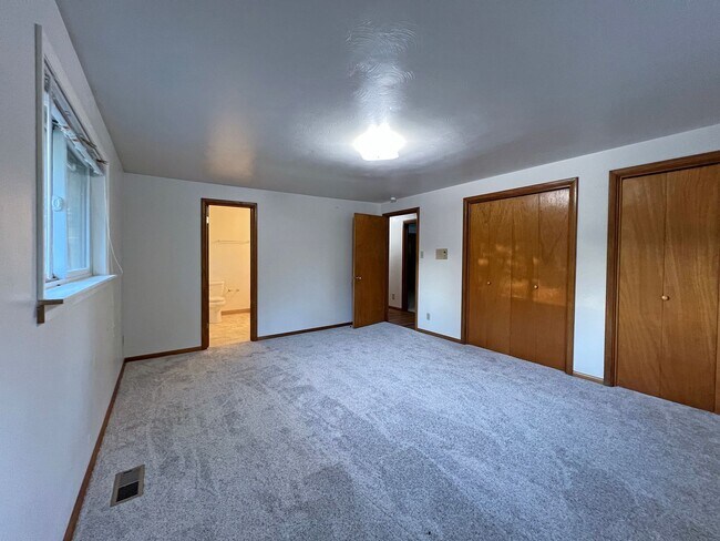 Building Photo - Rental ranch rambler - 3 bed, 2.5 bath, 2 ...