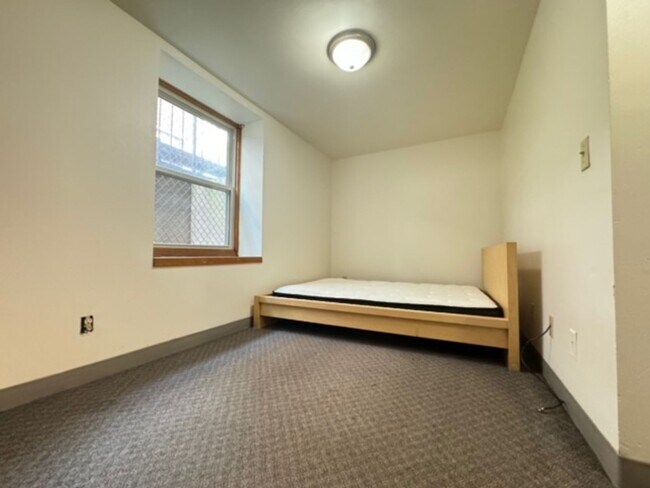 Building Photo - 408