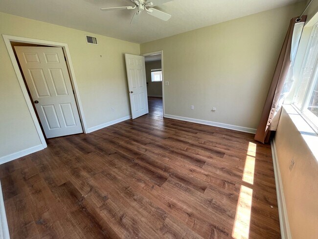 Building Photo - ANNUAL RENTAL - 3 BED / 2 BATH WITH CARPOR...