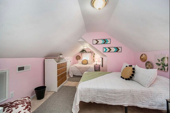 Building Photo - 452 Riverland Dr