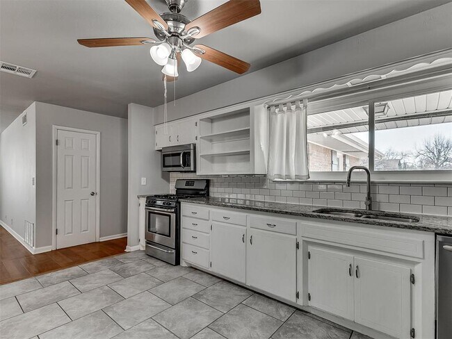 Building Photo - 2641 Kent Dr