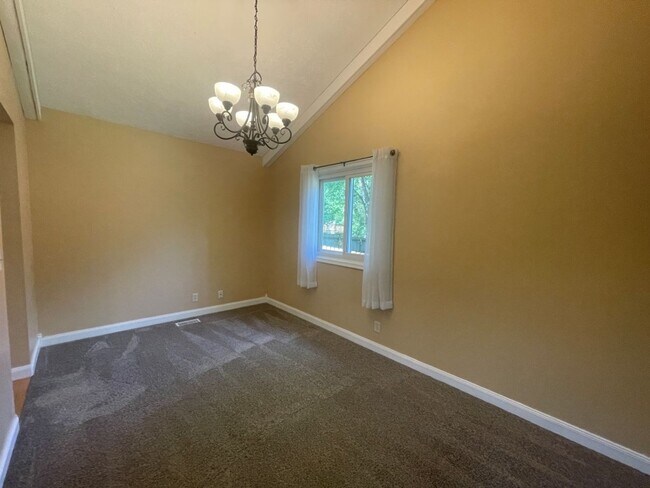 Building Photo - Bellevue Home For Rent!