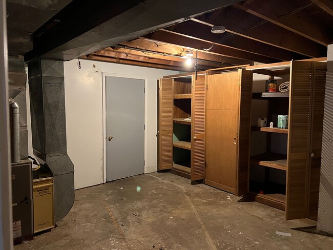 Building Photo - 3 bedroom 1.5 Bathroom with a Large Backya...