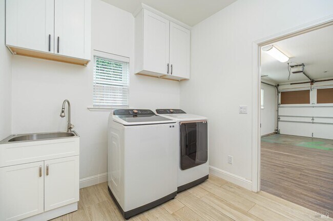 Building Photo - 996 Simmons Ln