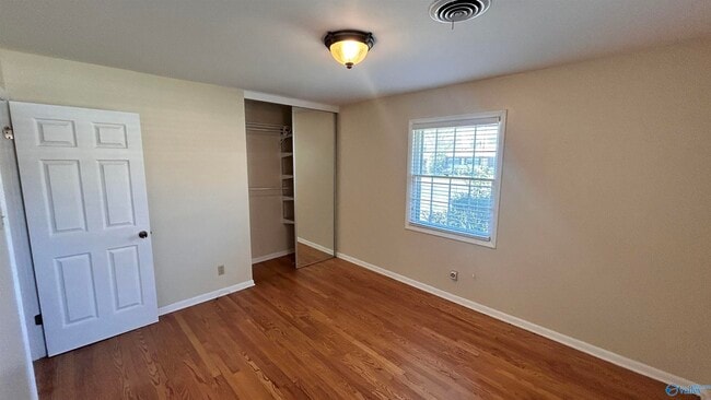 Building Photo - 2106 Giles Dr NE