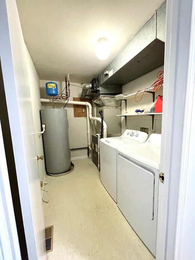 Building Photo - 5 Spring House Rd