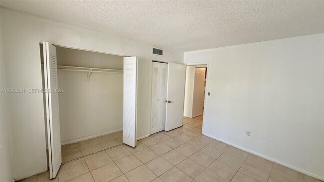Building Photo - 415 Executive Center Dr